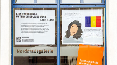 Fenster der Nordstadtgalerie mit illustrierten Studierenden-Porträts